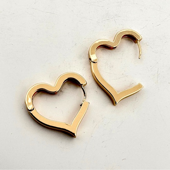 Heart-Shaped Gold Hoop Minimalist Earrings - Hypoallergenic Stainless Steel NEW - Picture 4 of 5